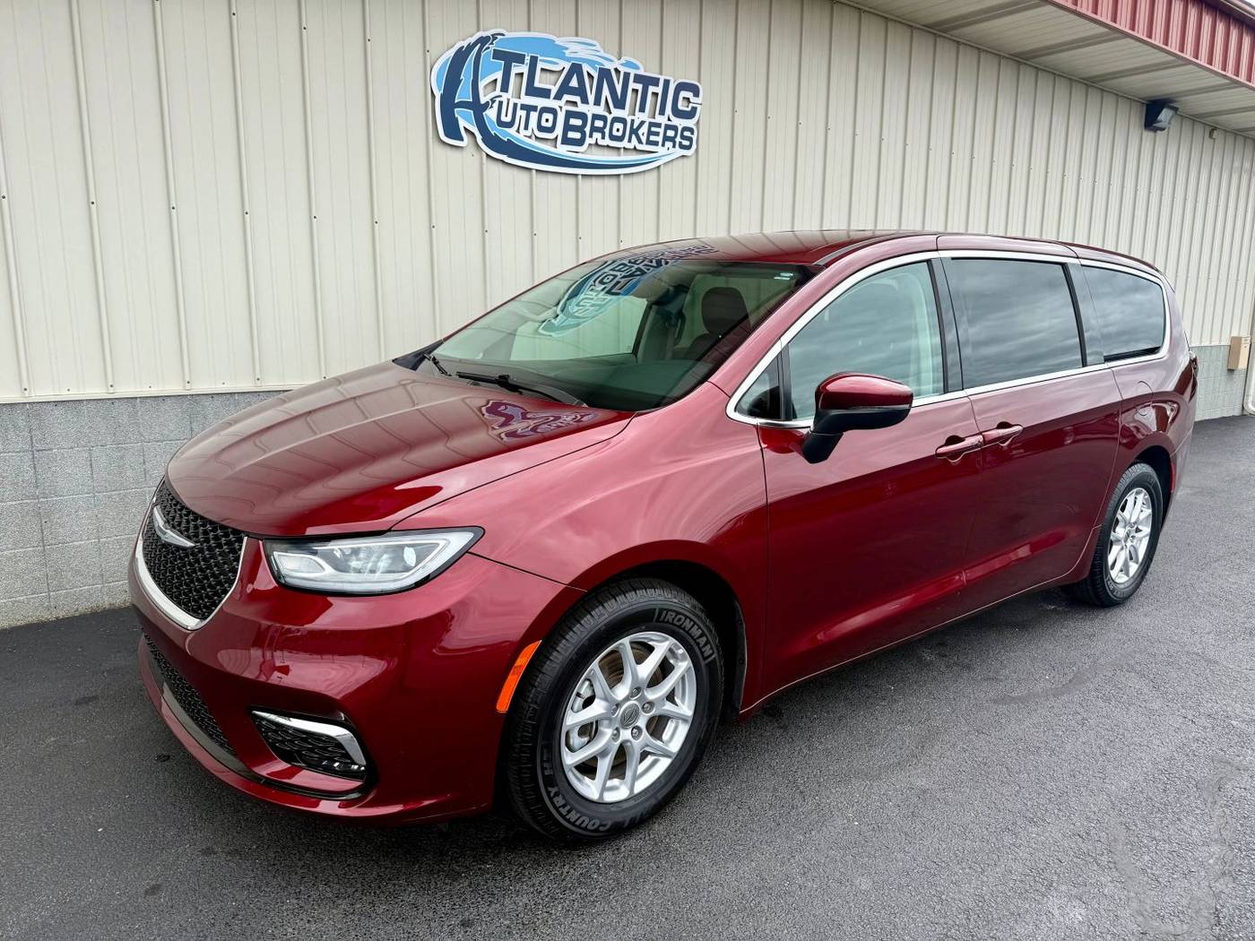 2023 Chrysler Pacifica Touring L — Minivan — 47,706 mi — Harrington, DE
