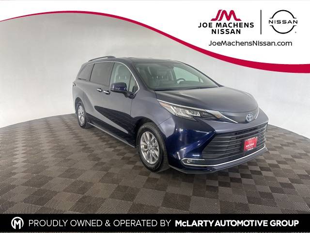 2023 Toyota Sienna XLE — Minivan — 52,781 mi — Columbia, MO