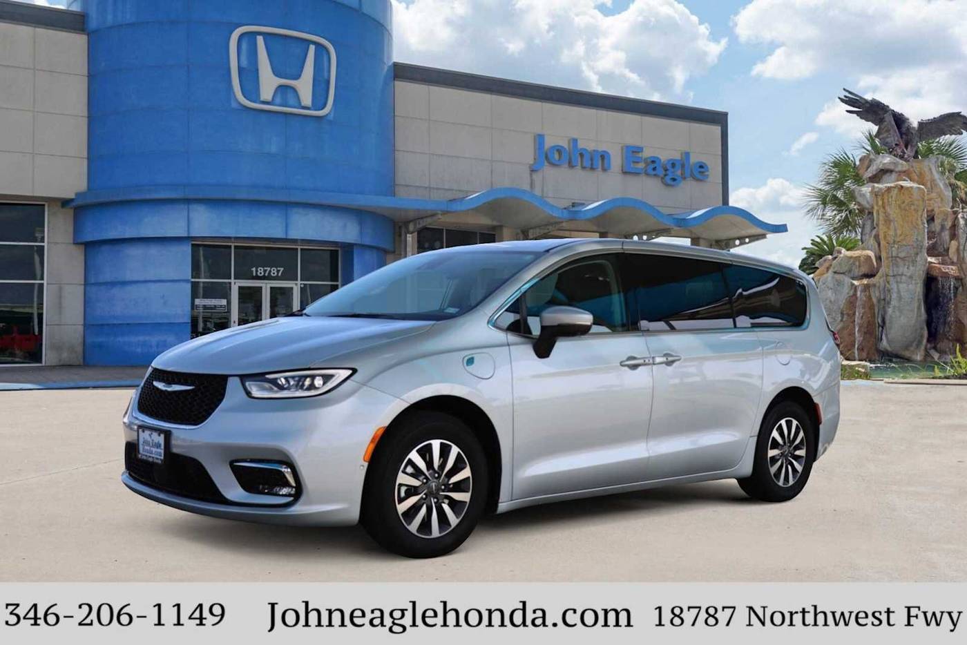 2023 Chrysler Pacifica Hybrid Touring L — Minivan — 32,006 mi — Houston, TX