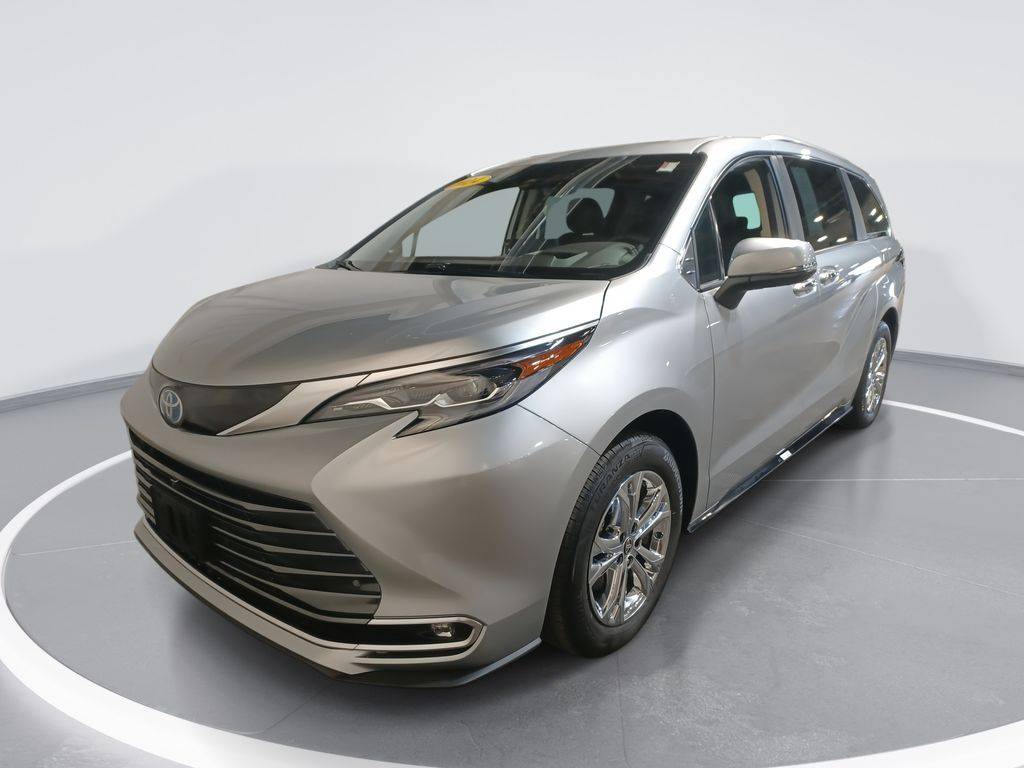 2024 Toyota Sienna Platinum — Minivan — 7,921 mi — Chillicothe, OH