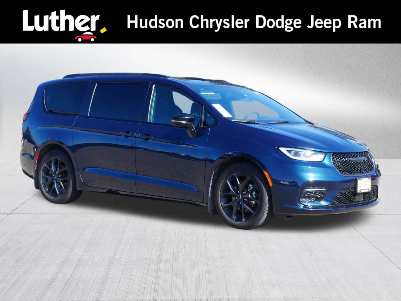 2023 Chrysler Pacifica Limited — Minivan — 12,563 mi — Hudson, WI