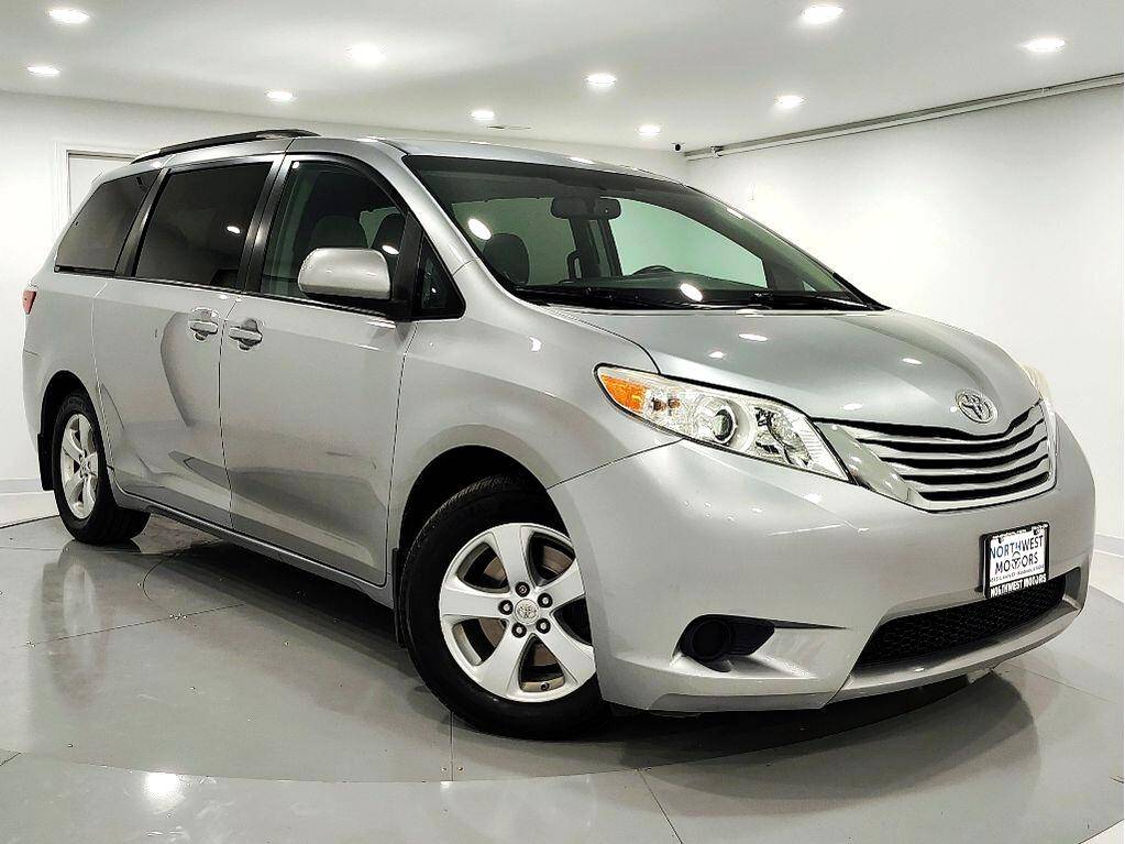 2015 Toyota Sienna LE — Minivan — 90,895 mi — Mundelein, IL