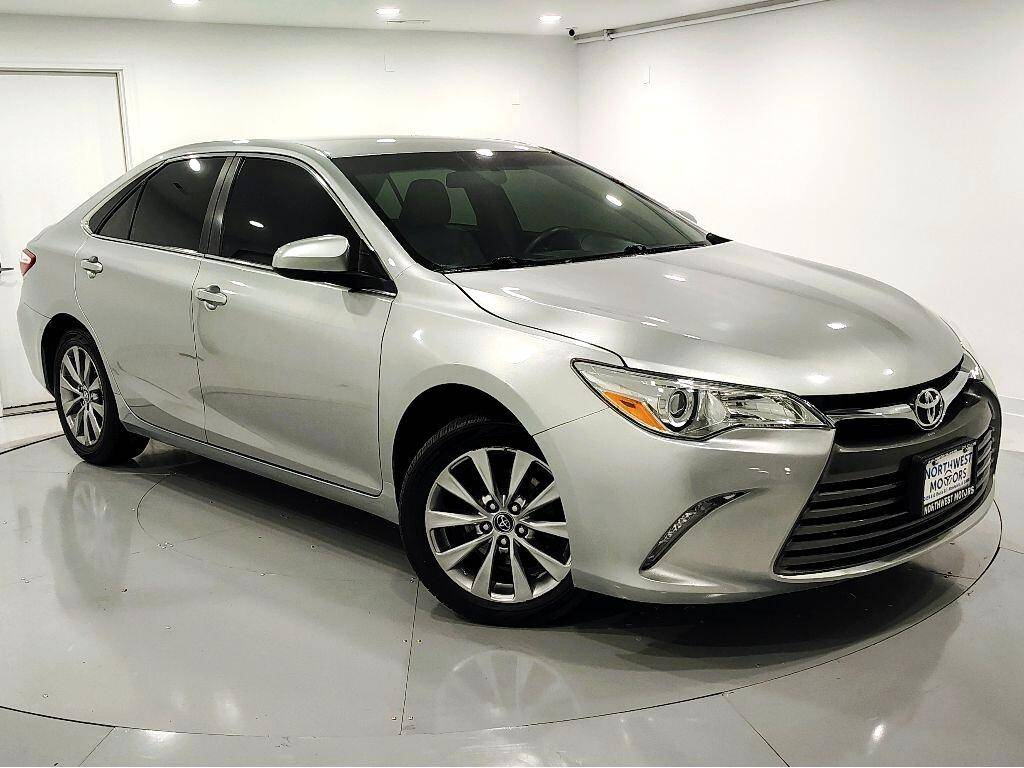 2017 Toyota Camry XLE — Sedan — 114,331 mi — Mundelein, IL