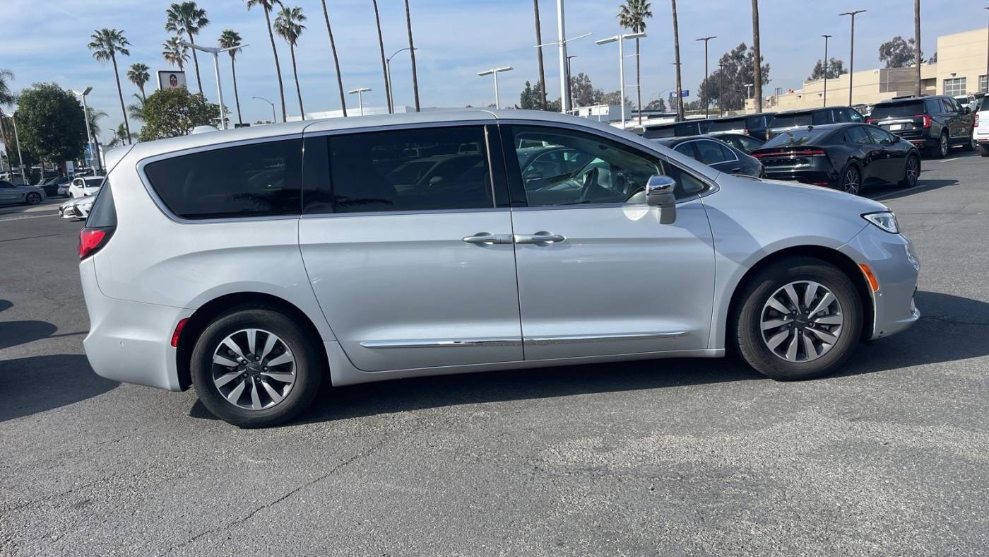 2022 Chrysler Pacifica Hybrid Limited — Minivan — 62,060 mi — Anaheim, CA