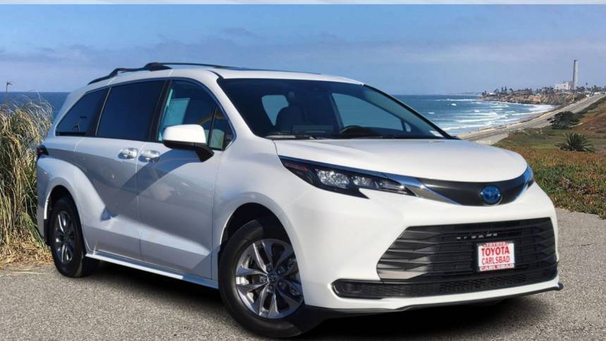 2025 Toyota Sienna LE — Minivan — 1,252 mi — Carlsbad, CA