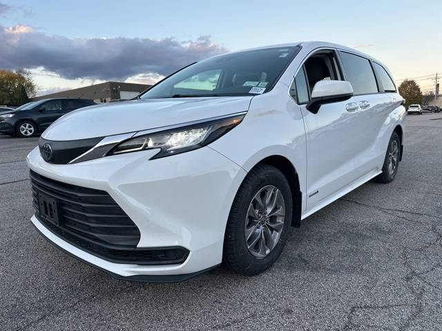 2021 Toyota Sienna LE — Minivan — 33,702 mi — Cranston, RI