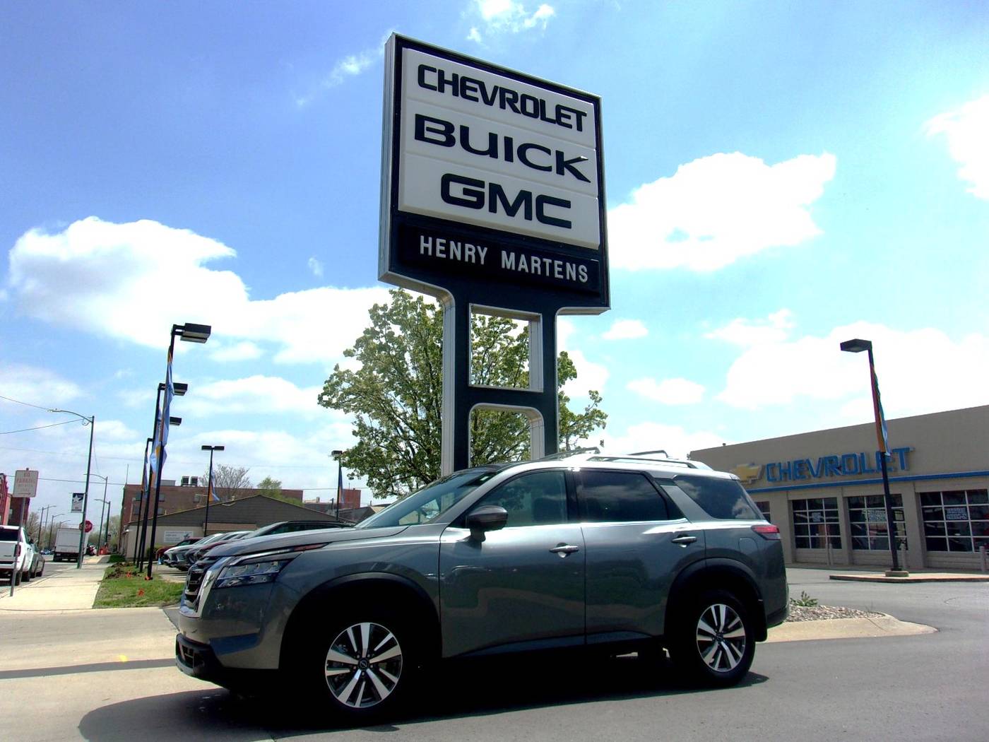 2024 Nissan Pathfinder SL — SUV — 19,536 mi — Leavenworth, KS