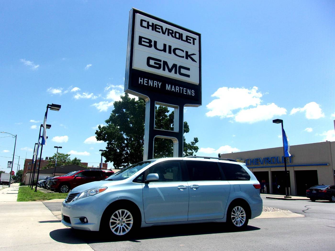 2017 Toyota Sienna XLE — Minivan — 65,155 mi — Leavenworth, KS