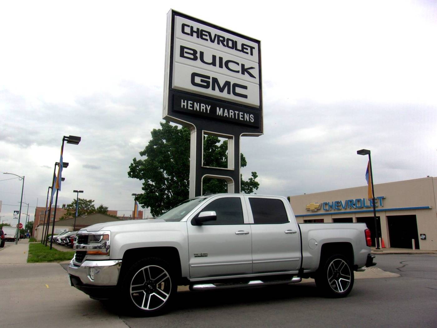 2017 Chevrolet Silverado 1500 LT — Pickup Truck — 100,318 mi — Leavenworth, KS