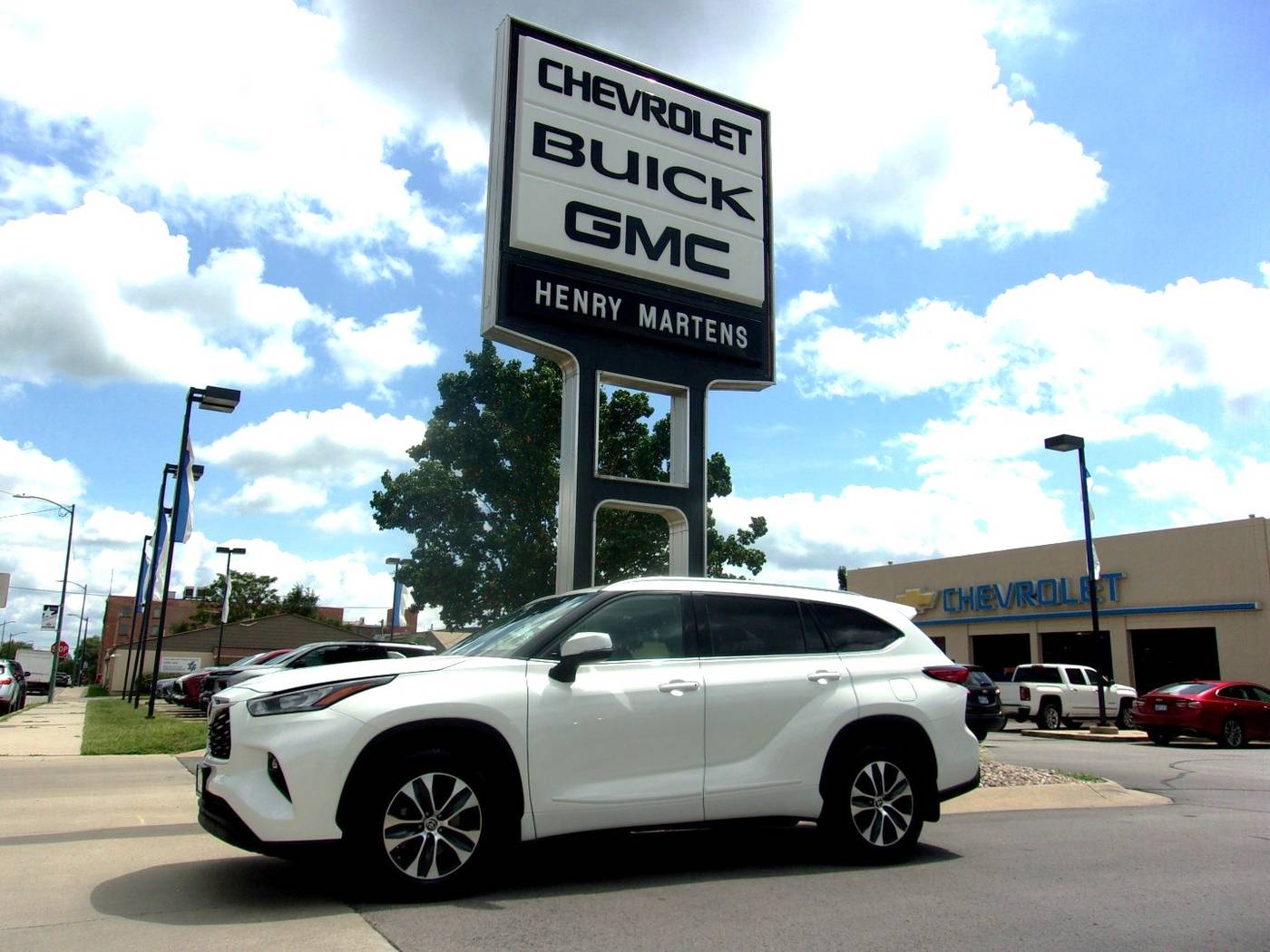 2020 Toyota Highlander XLE — SUV — 51,962 mi — Leavenworth, KS