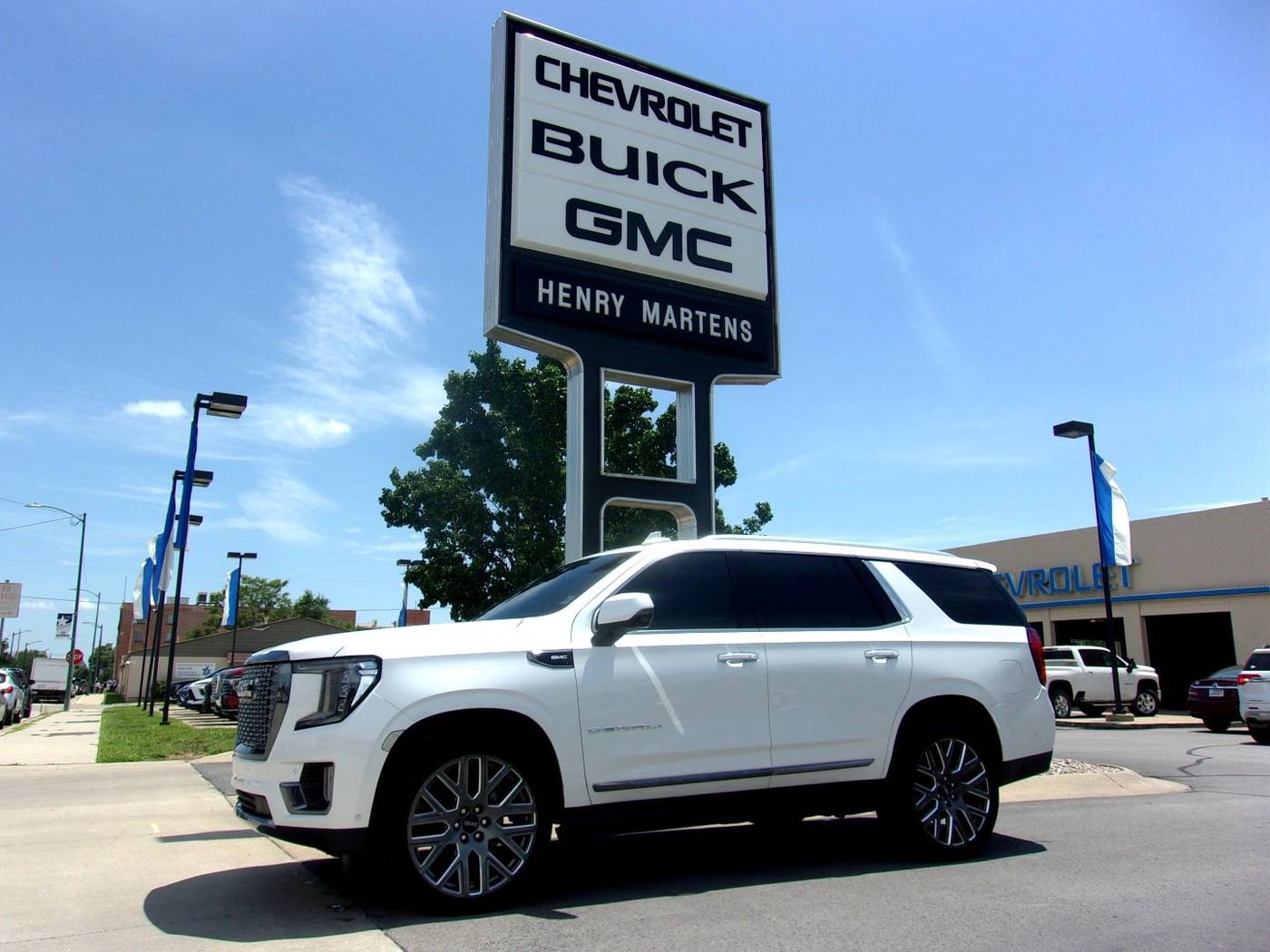 2024 GMC Yukon Denali Ultimate — SUV — 17,209 mi — Leavenworth, KS