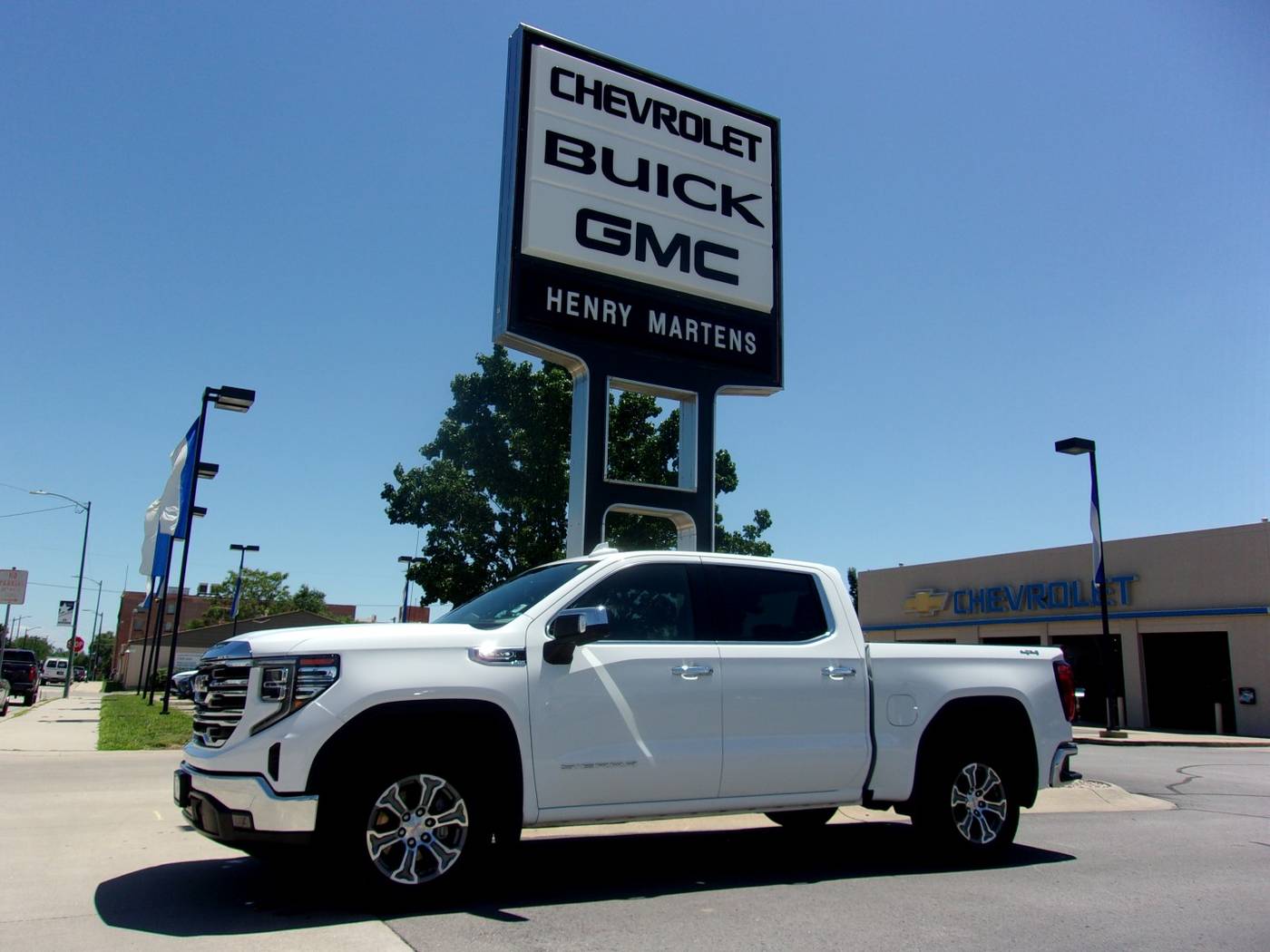 2024 GMC Sierra 1500 SLT — Pickup Truck — 18,303 mi — Leavenworth, KS