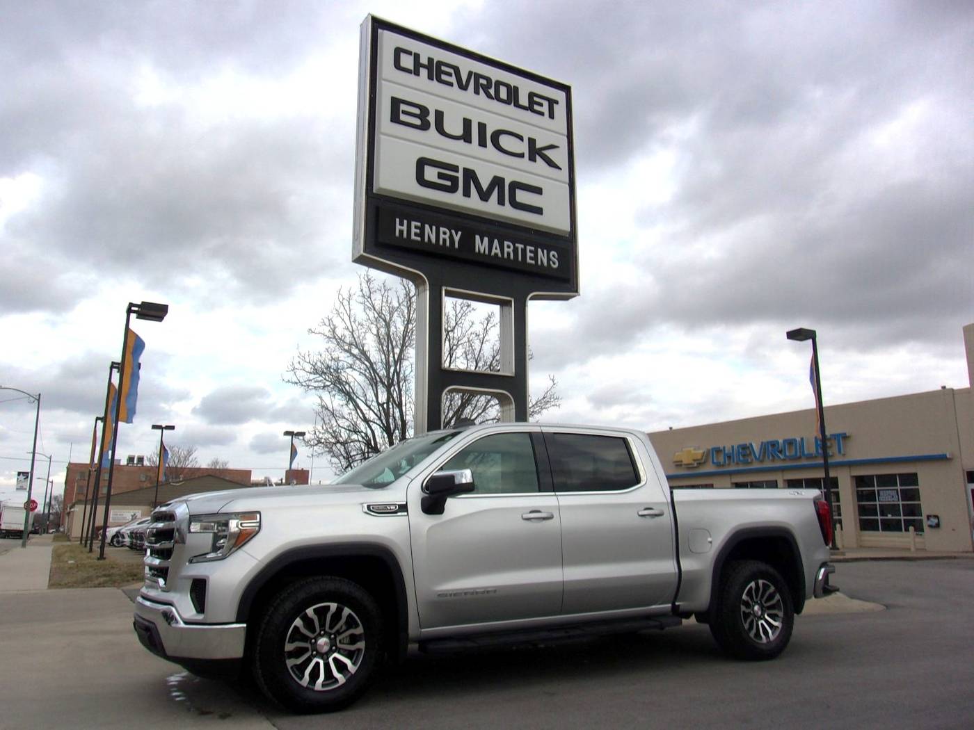 2020 GMC Sierra 1500 SLE — Pickup Truck — 68,191 mi — Leavenworth, KS