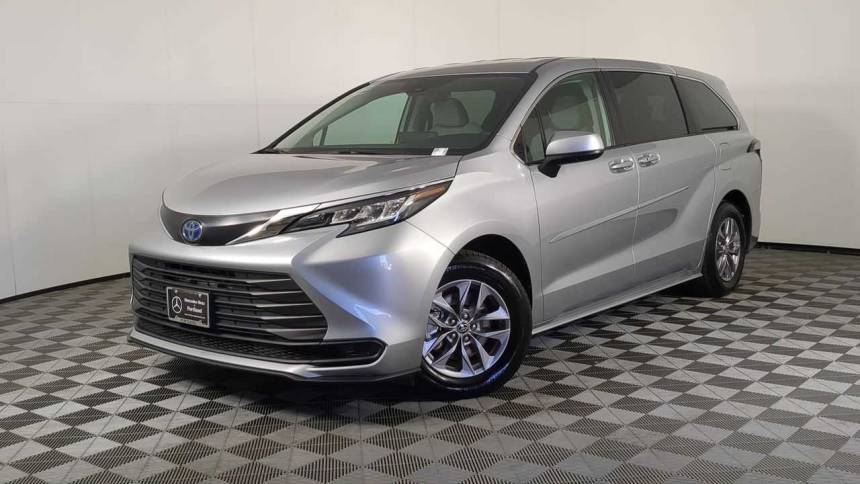 2022 Toyota Sienna LE — Minivan — 52,203 mi — Portland, OR