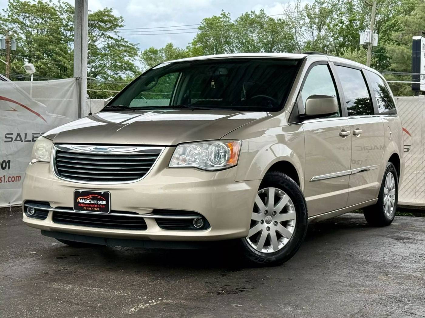 2013 Chrysler Town & Country Touring — Minivan — 101,448 mi — Little Ferry, NJ