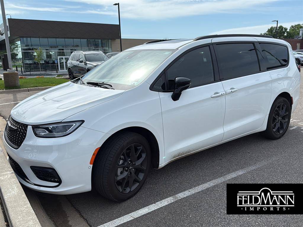 2024 Chrysler Pacifica Limited — Minivan — 6,871 mi — Bloomington, MN