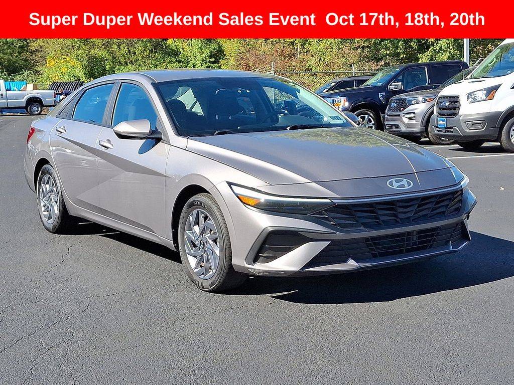 2024 Hyundai Elantra Hybrid Blue — Sedan — 26,142 mi — Devon, PA