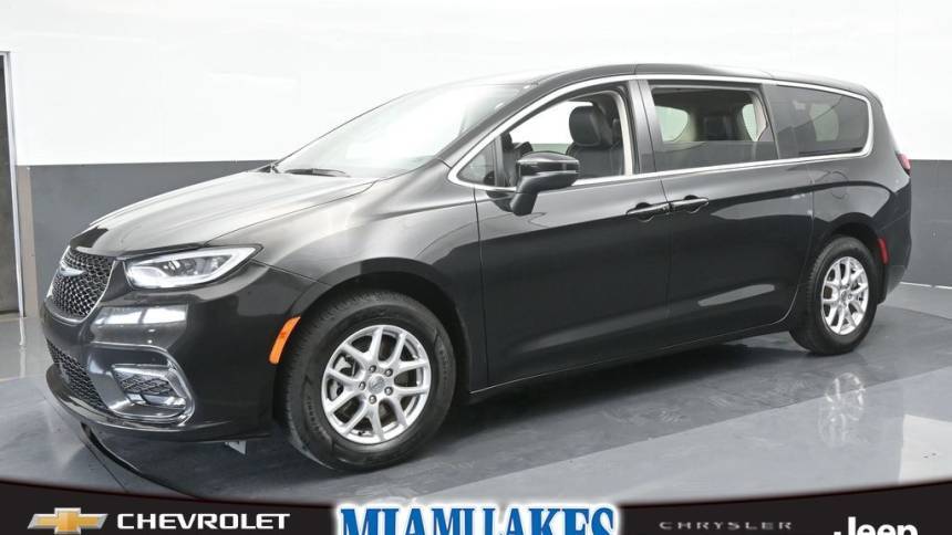 2023 Chrysler Pacifica Touring L — Minivan — 74,056 mi — Miami Lakes, FL