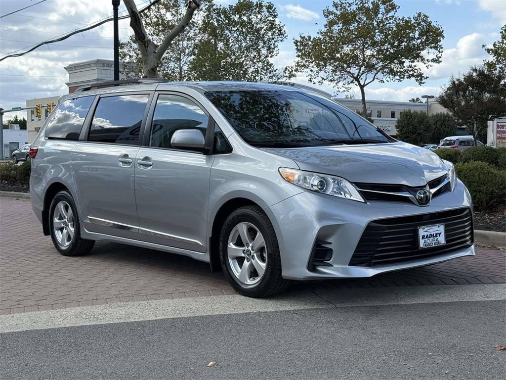 2020 Toyota Sienna LE — Minivan — 49,248 mi — Falls Church, VA