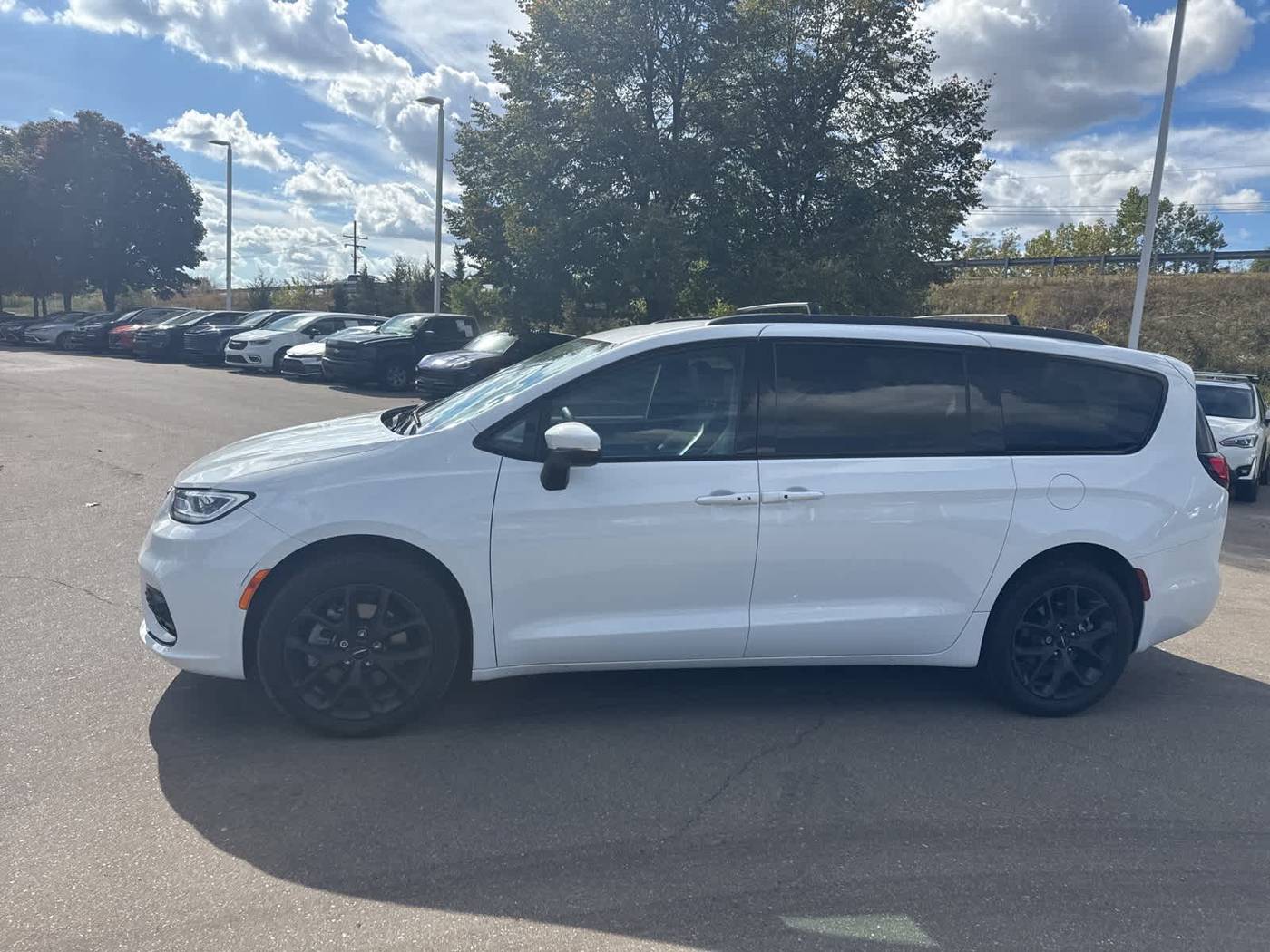 2023 Chrysler Pacifica Touring L — Minivan — 21,914 mi — Farmington Hills, MI