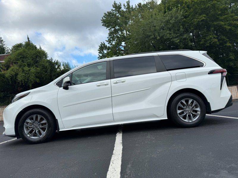 2022 Toyota Sienna LE — Minivan — 32,223 mi — Woodbury, NJ
