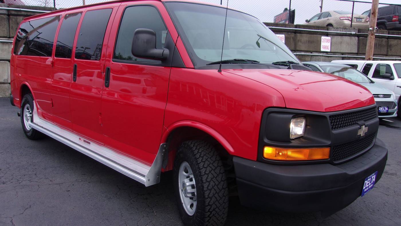 2009 Chevrolet Express Passenger Base — Passenger Van — 121,539 mi — Milwaukie, OR