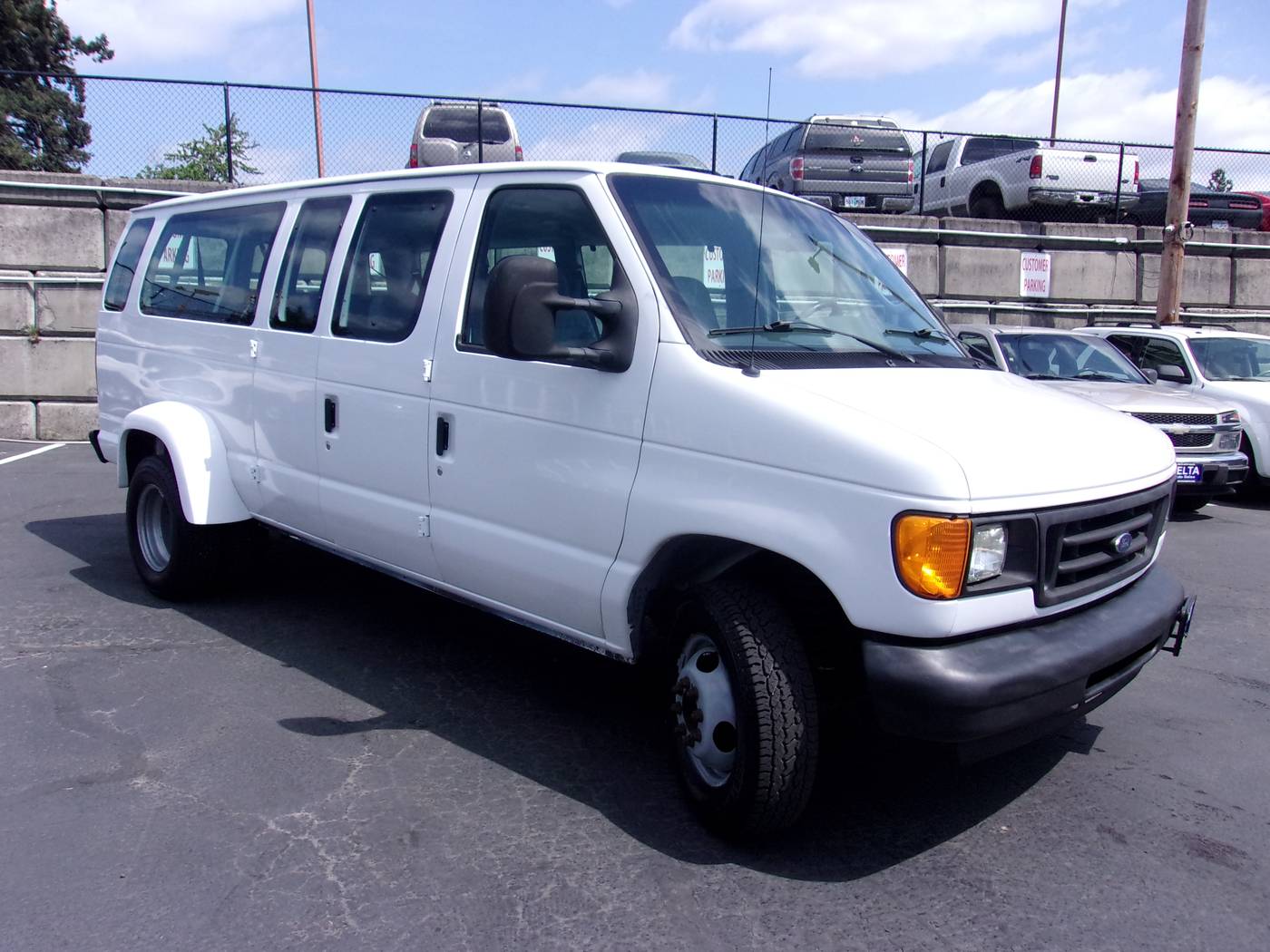 2006 Ford Econoline Wagon E-350 Super Duty XL — Passenger Van — 106,320 mi — Milwaukie, OR