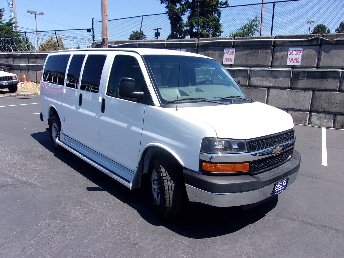2016 Chevrolet Express Passenger LT — Passenger Van — 91,795 mi — Milwaukie, OR