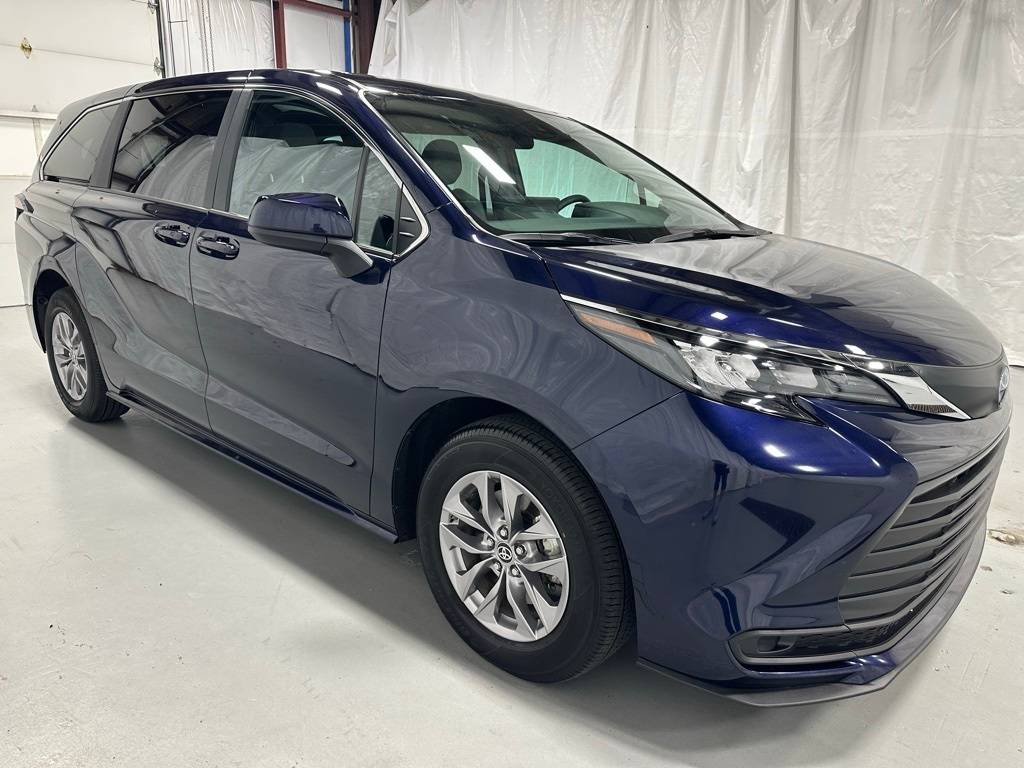 2025 Toyota Sienna LE — Minivan — 17,601 mi — Middletown, PA