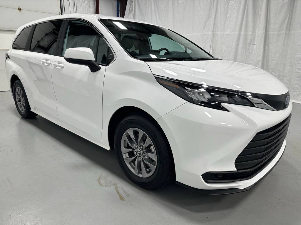 2025 Toyota Sienna LE — Minivan — 13,789 mi — Middletown, PA