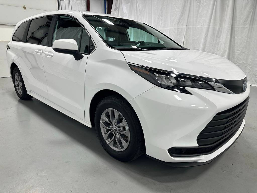 2025 Toyota Sienna LE — Minivan — 10,866 mi — Middletown, PA