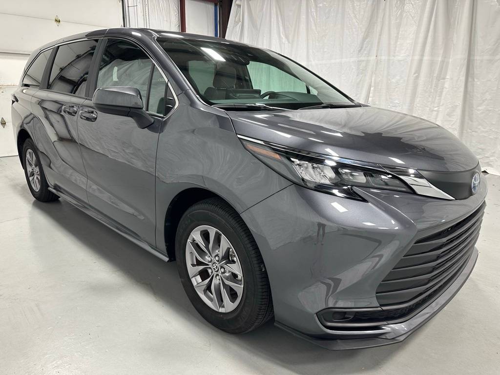 2025 Toyota Sienna LE — Minivan — 12,834 mi — Middletown, PA