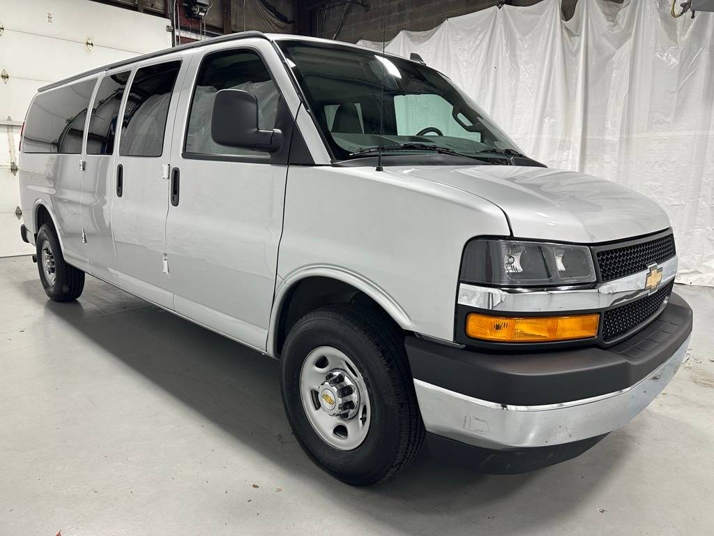 2025 Chevrolet Express Passenger LT — Passenger Van — 10,892 mi — Middletown, PA
