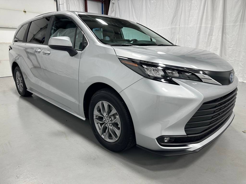 2025 Toyota Sienna XLE — Minivan — 10,589 mi — Middletown, PA