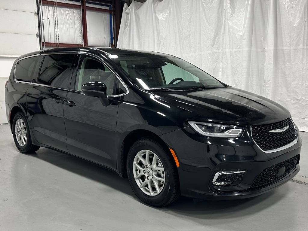 2023 Chrysler Pacifica Touring L — Minivan — 48,594 mi — Middletown, PA