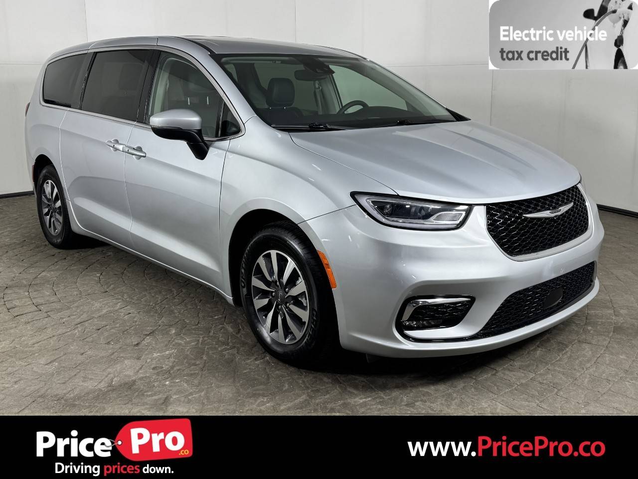 2023 Chrysler Pacifica Hybrid Touring L — Minivan — 52,485 mi — Maumee, OH
