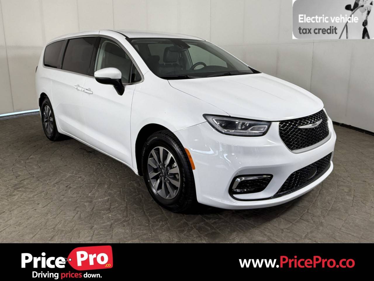 2023 Chrysler Pacifica Hybrid Touring L — Minivan — 65,757 mi — Maumee, OH