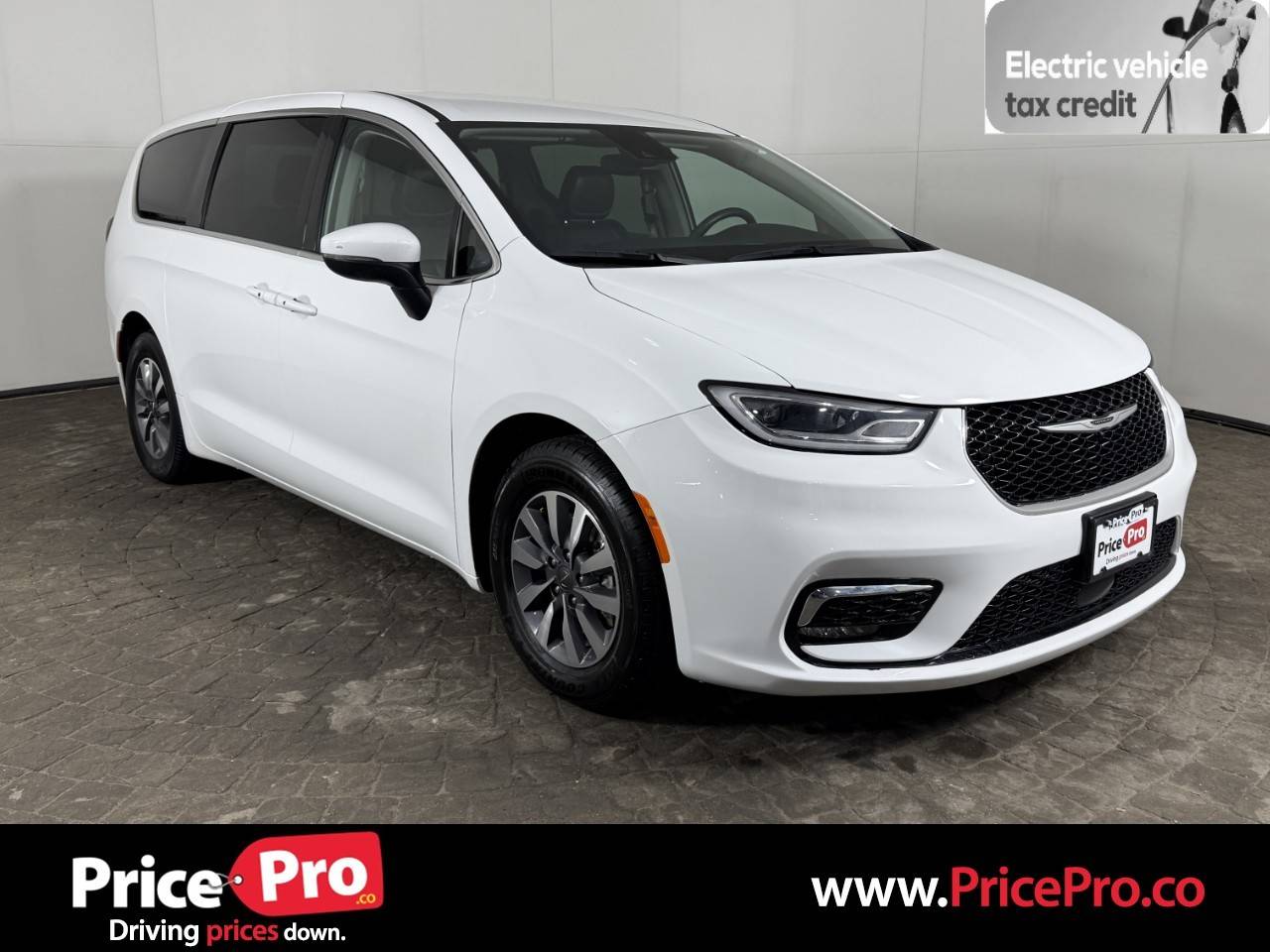 2023 Chrysler Pacifica Hybrid Touring L — Minivan — 77,718 mi — Maumee, OH