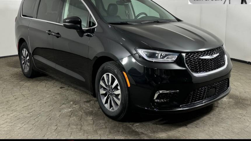 2023 Chrysler Pacifica Hybrid Touring L — Minivan — 71,790 mi — Maumee, OH