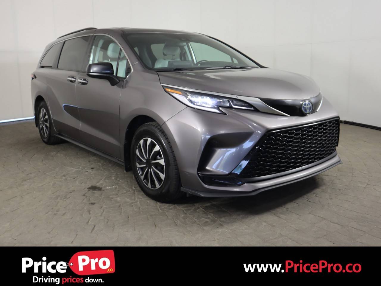 2022 Toyota Sienna XSE — Minivan — 68,213 mi — Maumee, OH