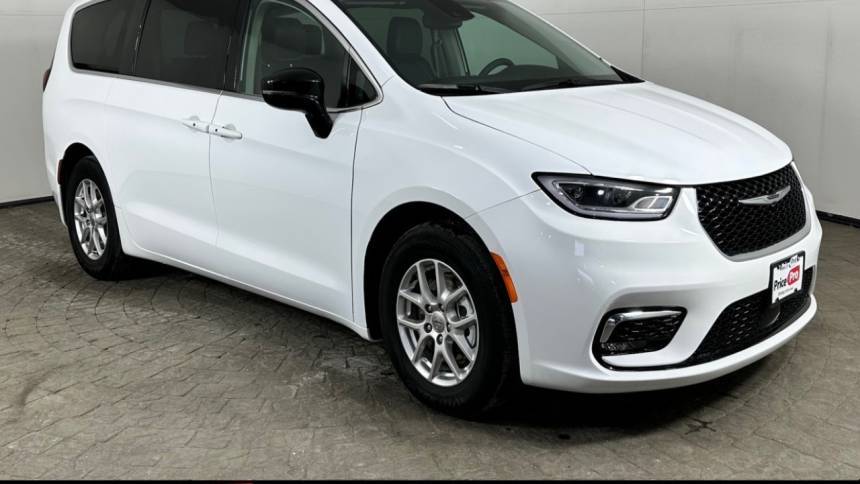 2024 Chrysler Pacifica Touring L — Minivan — 18,118 mi — Maumee, OH