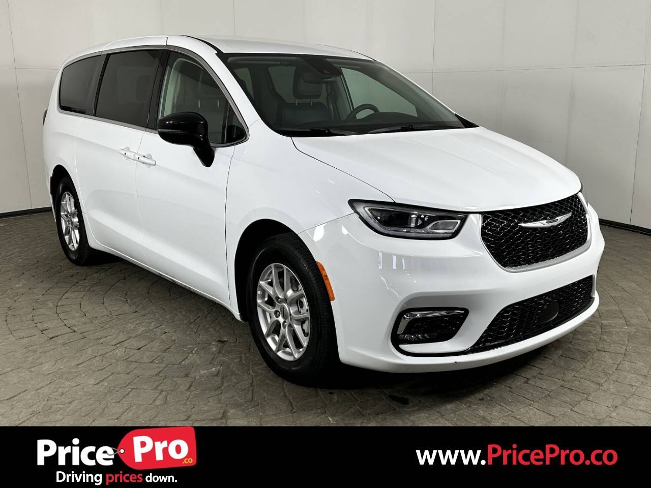 2024 Chrysler Pacifica Touring L — Minivan — 25,504 mi — Maumee, OH