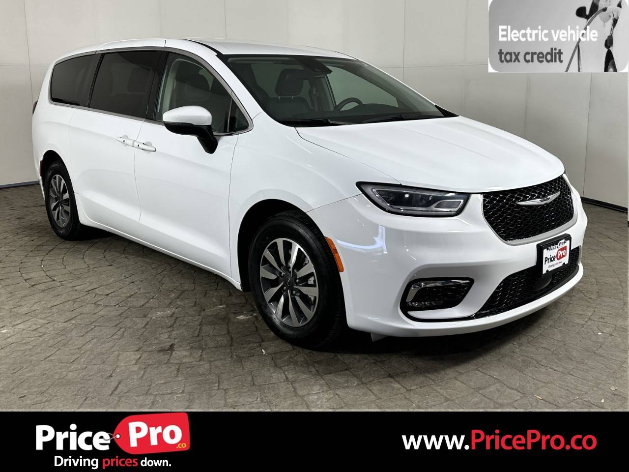 2023 Chrysler Pacifica Hybrid Touring L — Minivan — 62,064 mi — Maumee, OH