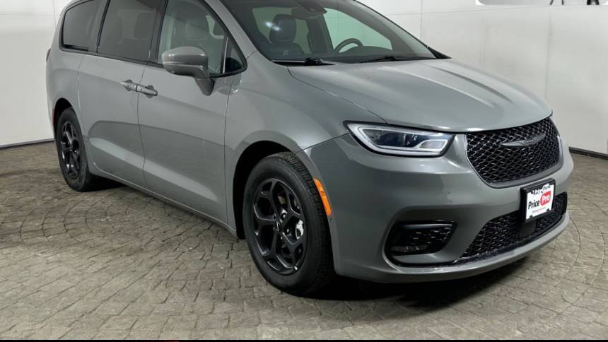 2022 Chrysler Pacifica Hybrid Touring L — Minivan — 57,724 mi — Maumee, OH