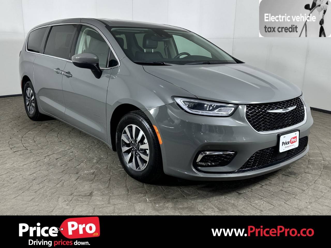 2023 Chrysler Pacifica Hybrid Touring L — Minivan — 70,806 mi — Maumee, OH