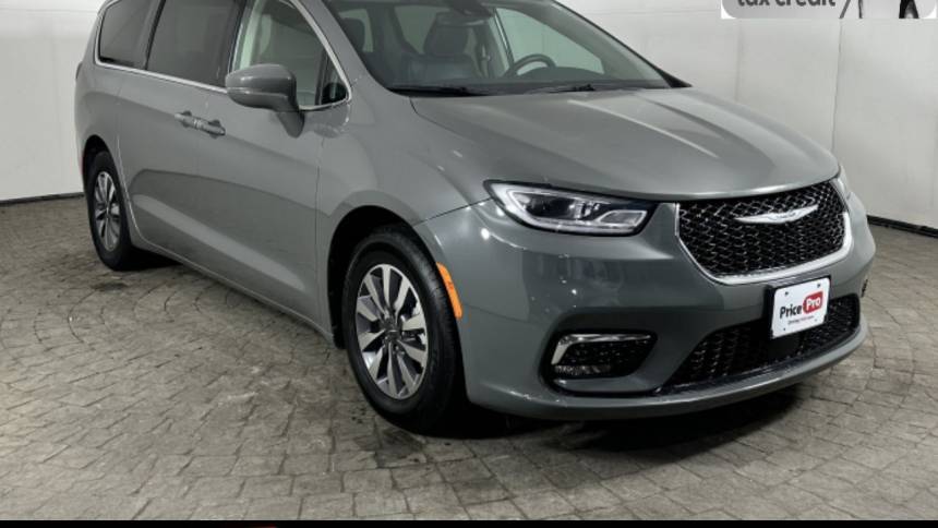 2022 Chrysler Pacifica Hybrid Touring L — Minivan — 68,807 mi — Maumee, OH