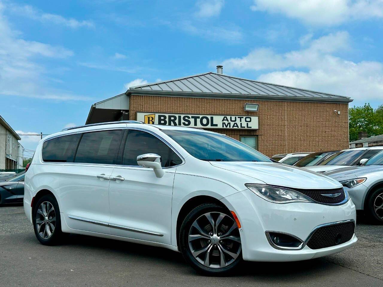 2017 Chrysler Pacifica Limited — Minivan — 97,870 mi — Levittown, PA