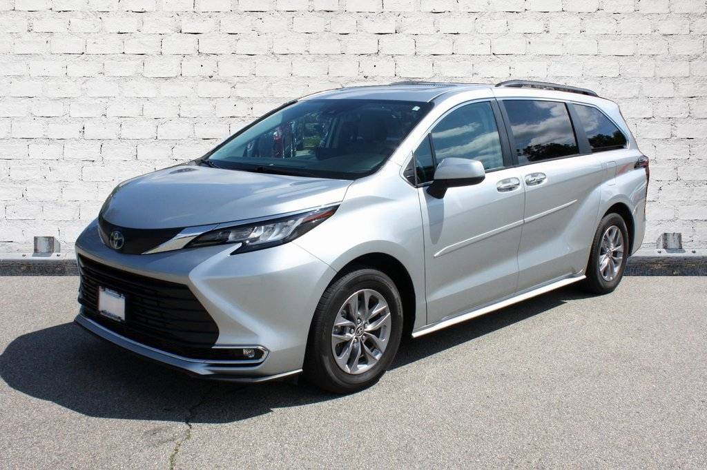 2023 Toyota Sienna XLE — Minivan — 29,162 mi — Greenfield, MA