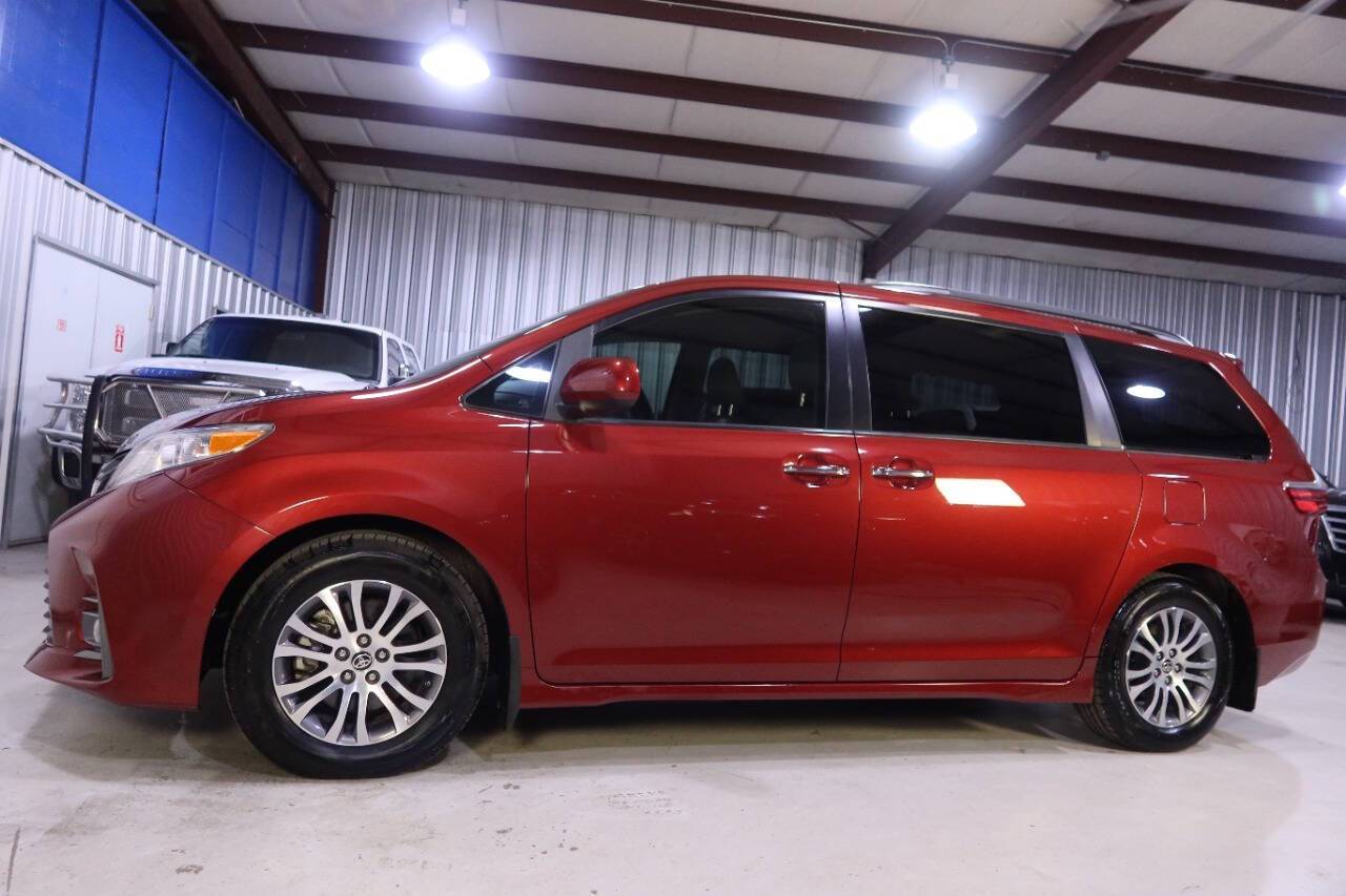 2020 Toyota Sienna XLE — Minivan — 25,671 mi — Houston, TX