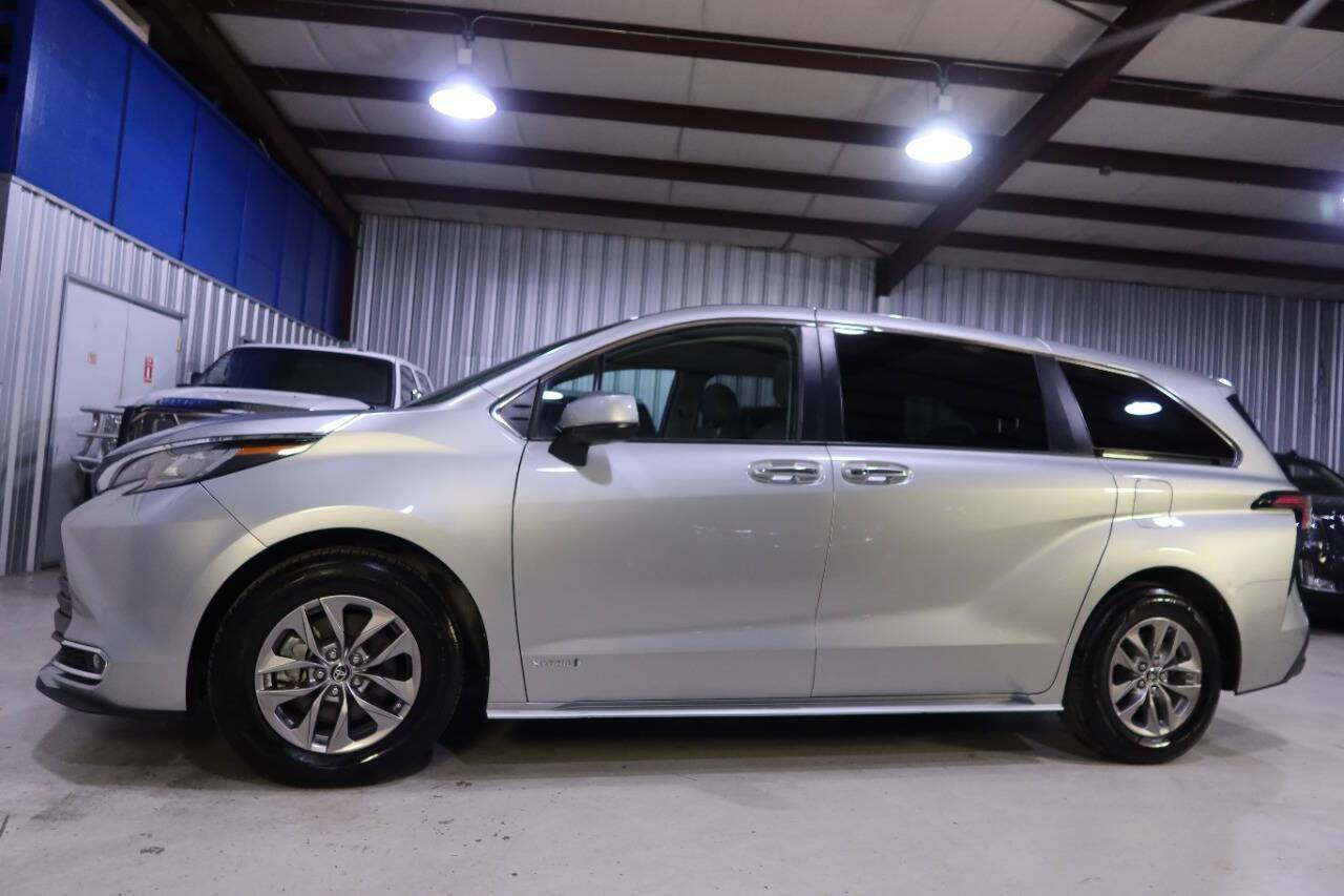 2021 Toyota Sienna XLE — Minivan — 64,971 mi — Houston, TX